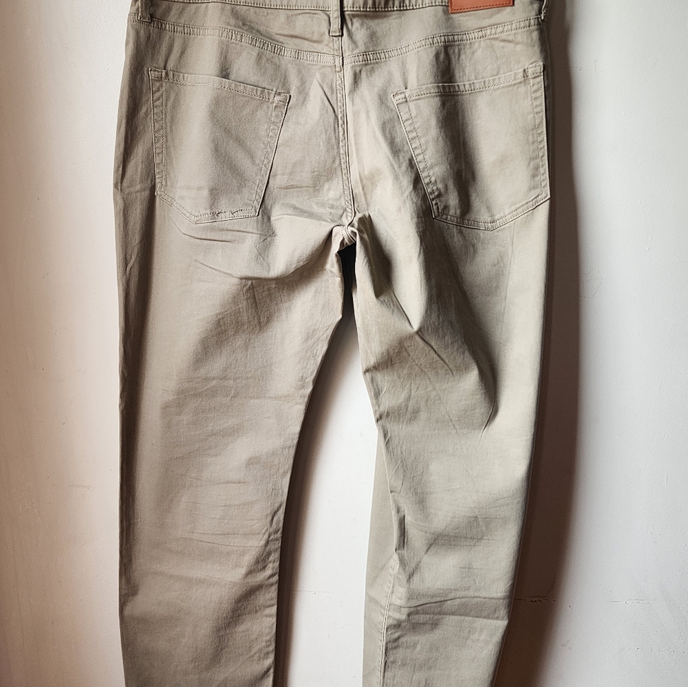 LUCKEY BRAND LOS ANGELES MEN'S CASUAL W38/L30 BAGE/KHAKI JEANS .